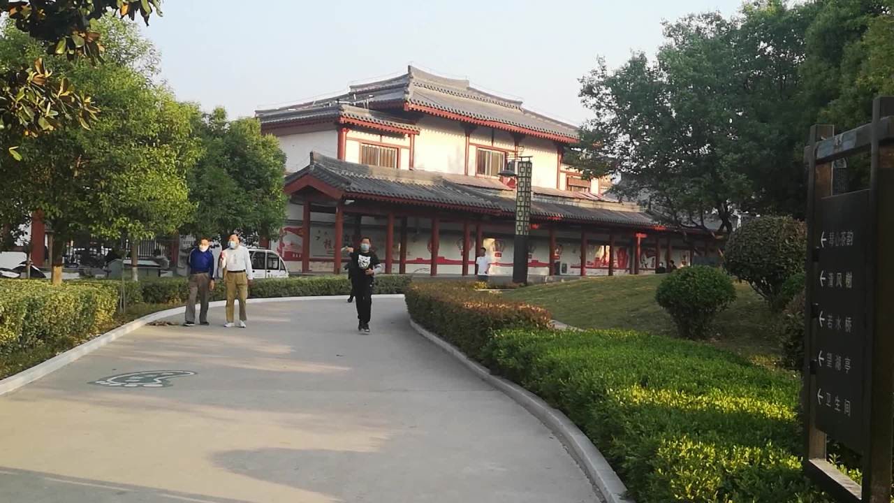 古建筑前的悠闲时光