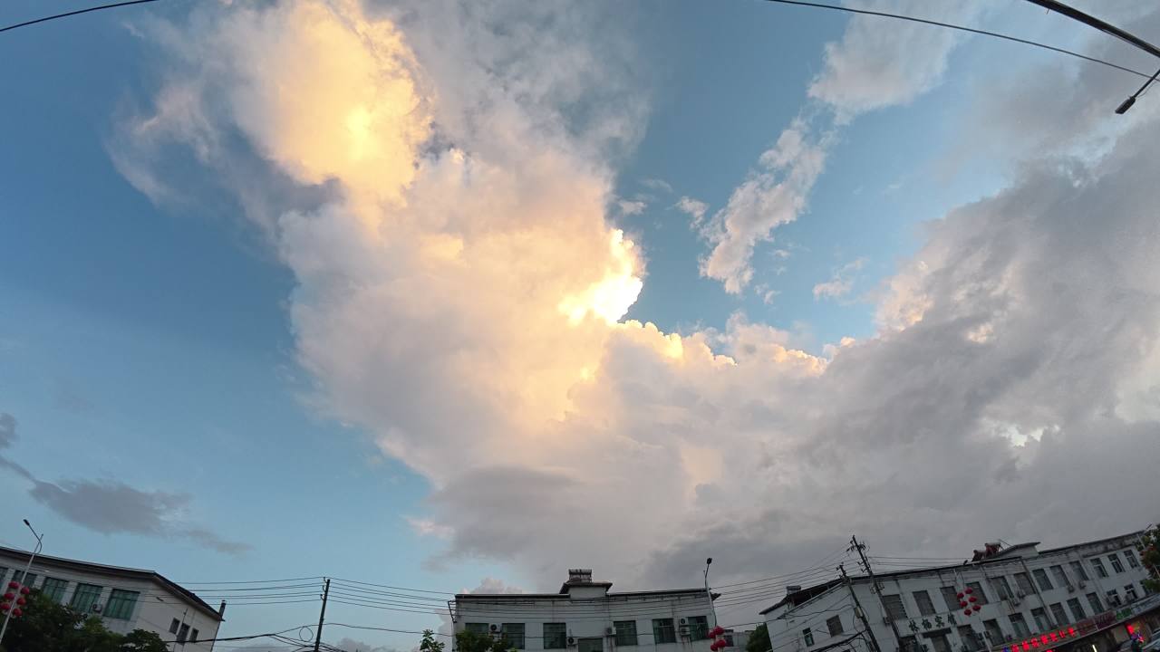 城市上空的晚霞