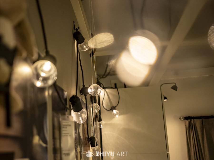 暖光灯串下的温馨角落