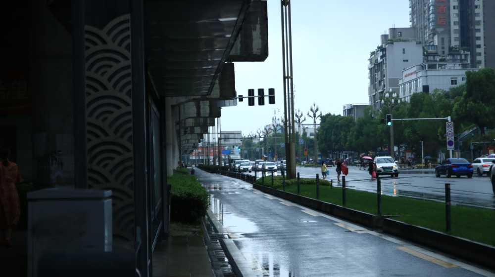 雨后公车站