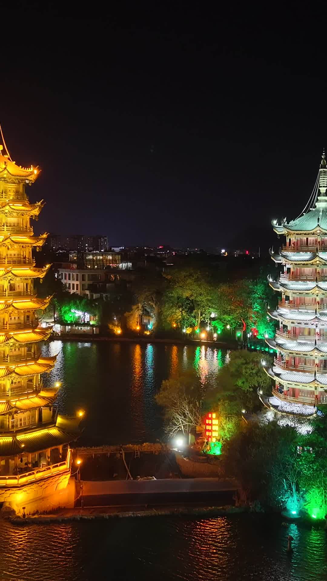 竖版航拍桂林两江四湖夜景日月双塔 (5)