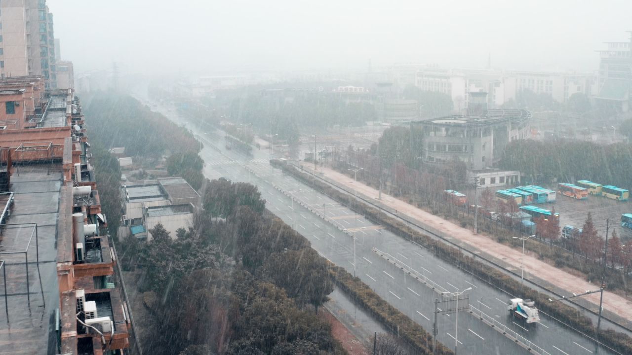 小区高楼马路下雪雪景