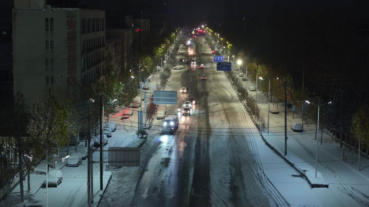冬夜雪中车流