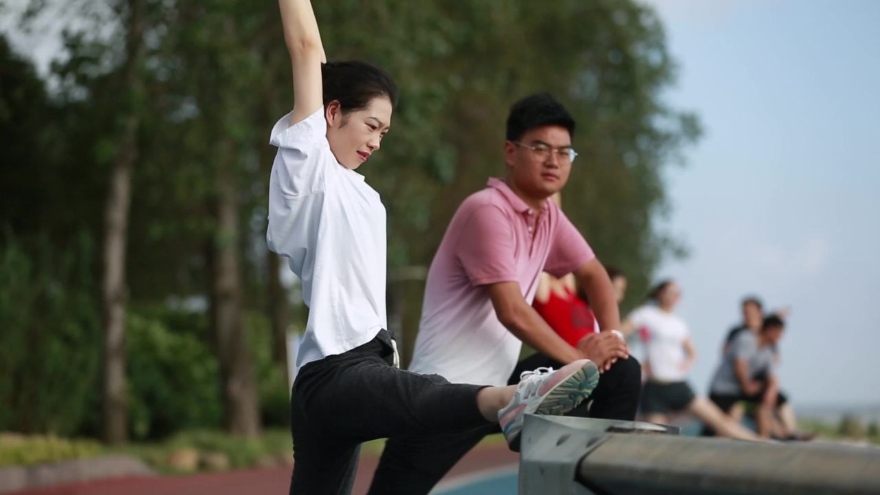 湖边晨练