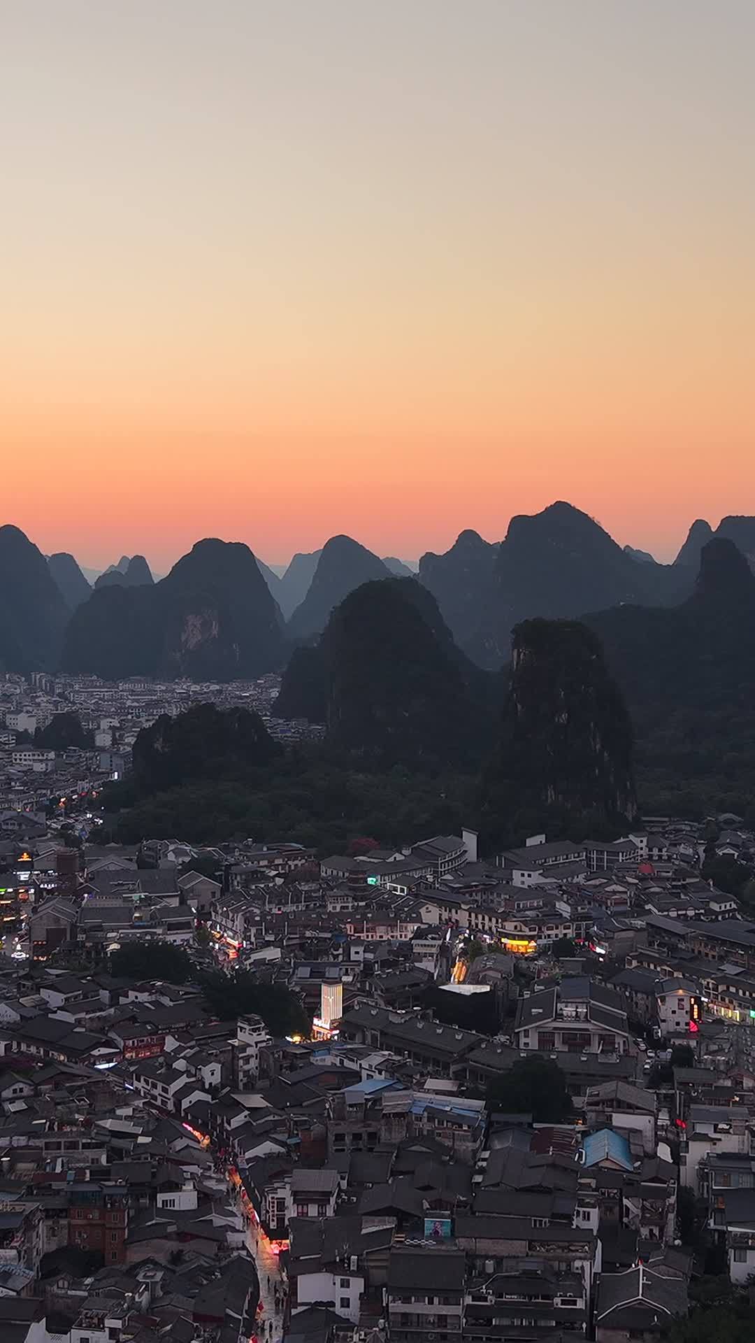 日落下的古城与山峰