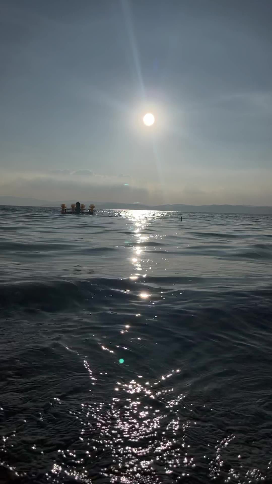 落日湖水