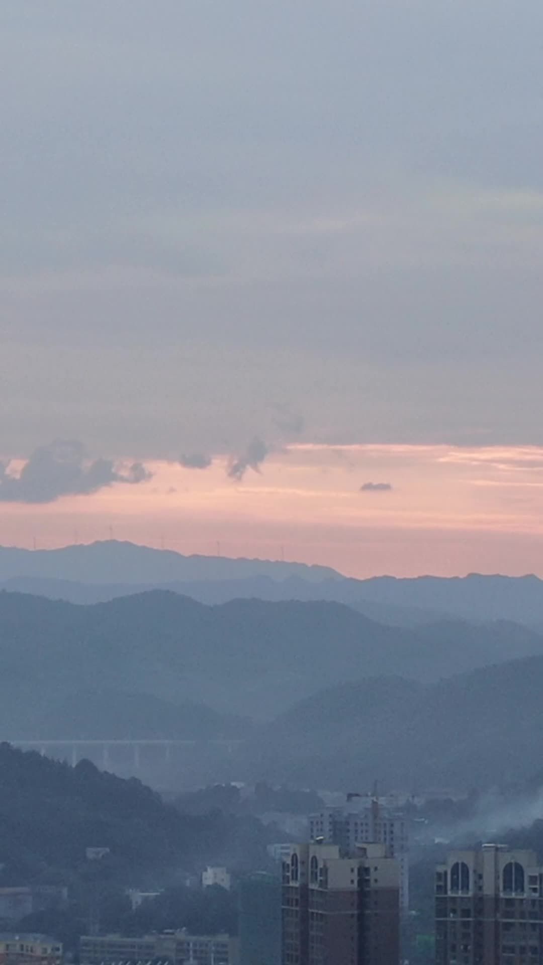 城市山景日落