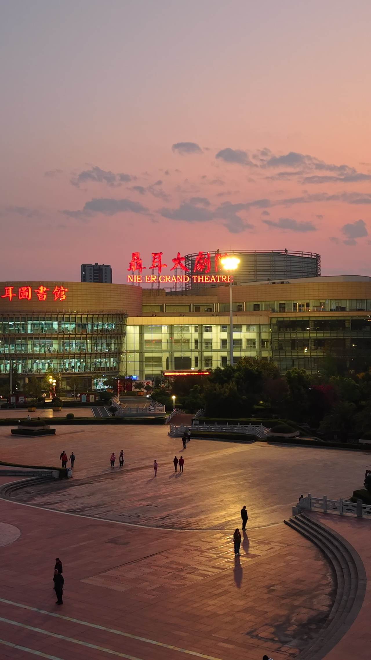 黄昏下的剧院与城市