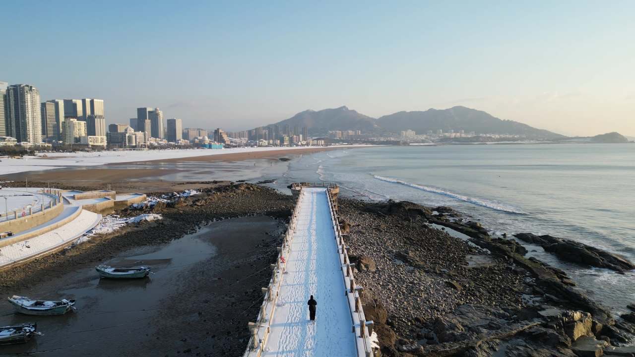 青岛石老人浴场海边雪景航拍 25