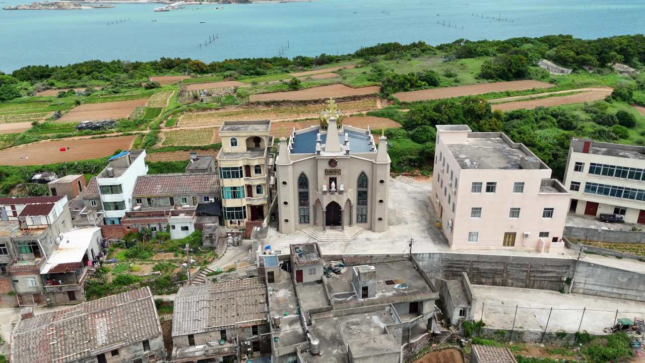 沿海乡村的宁静教堂