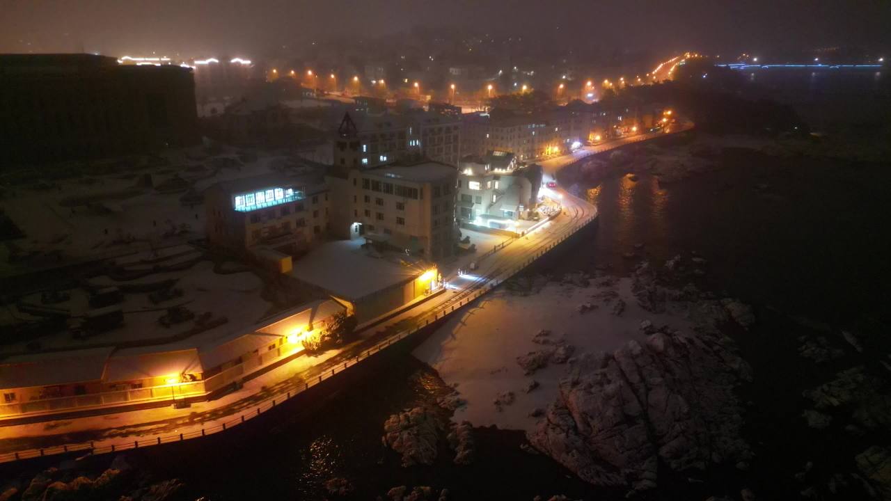 青岛老城区琴屿路夜景海边雪景航拍 6