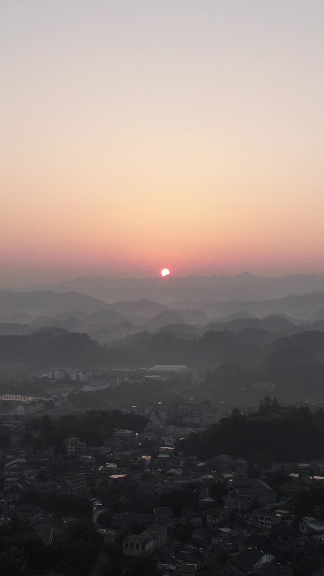 晨曦中的山间小镇