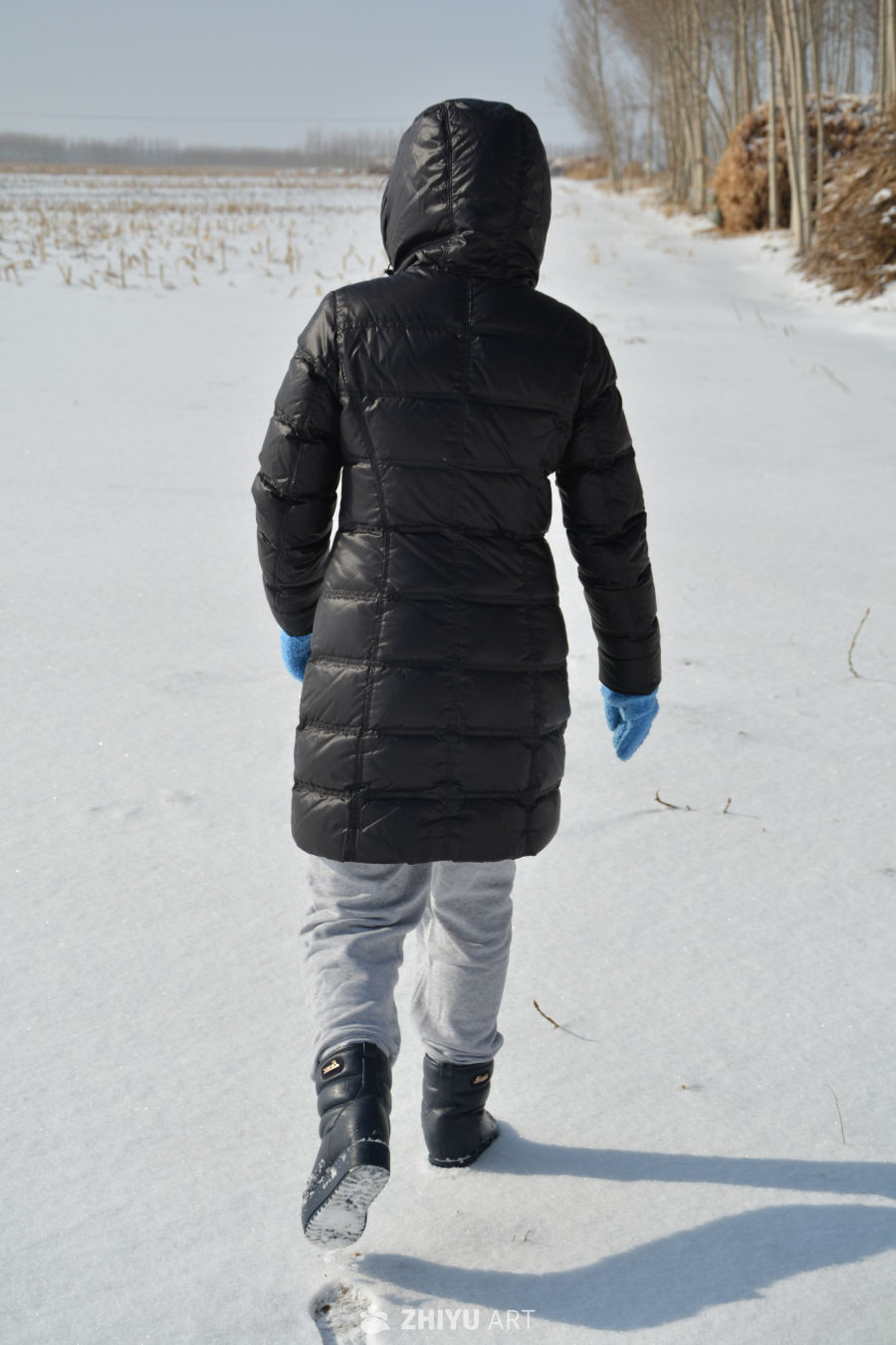 雪地上玩雪的女人