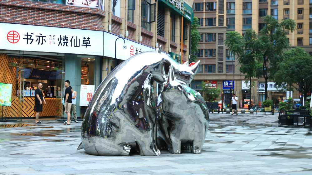 犀牛雕像