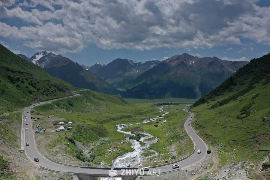 高山峡谷的宁静之旅