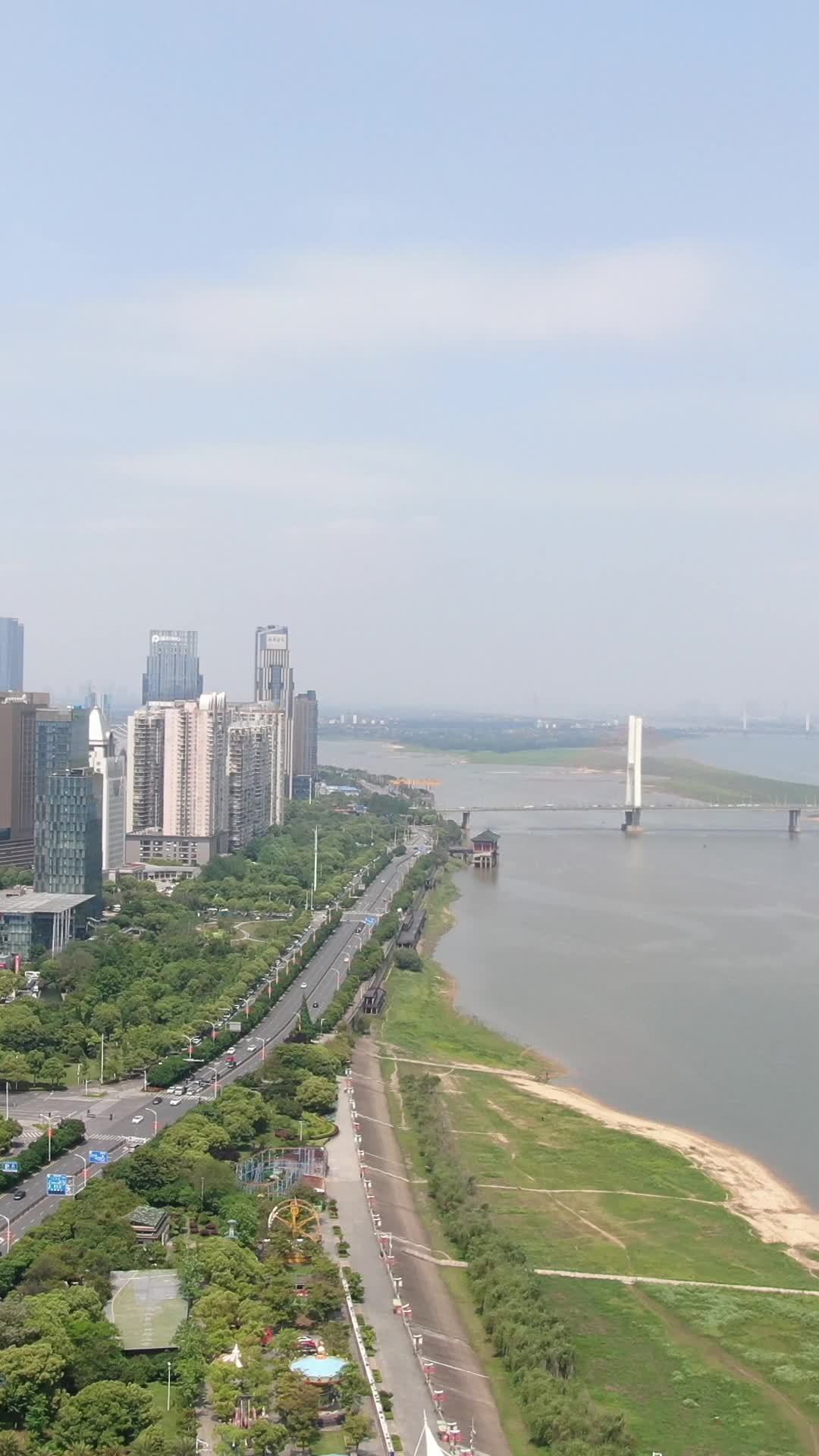 城市河畔的现代风景