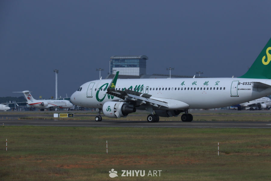 春秋航空A320在机场跑道准备起飞