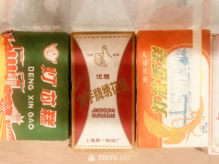 复古包装的灯芯糕与绣花线