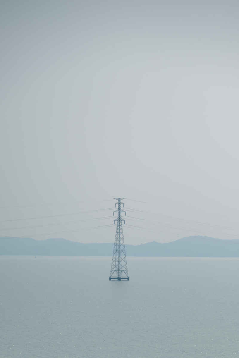 湖中电塔