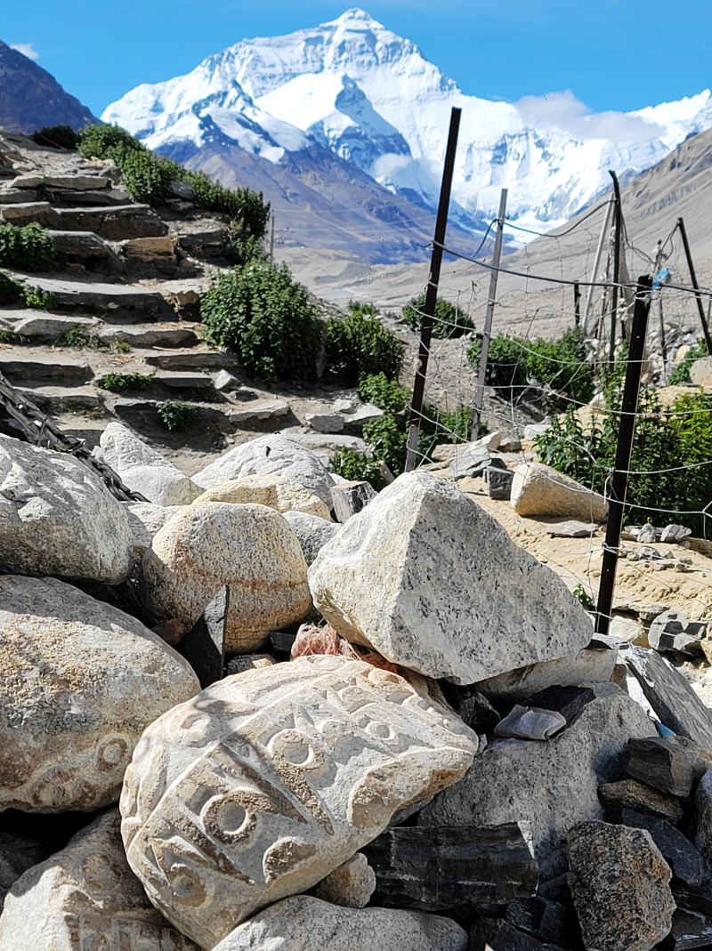 珠穆朗玛峰前刻上经文的石堆和台阶