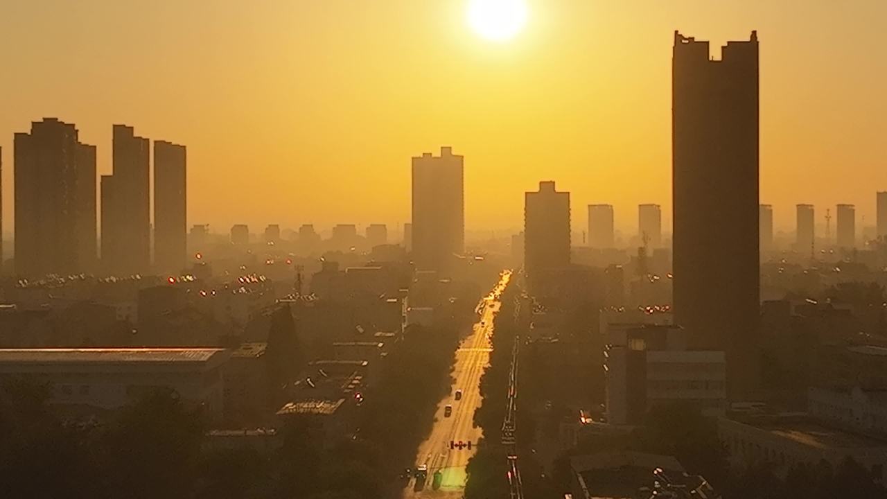 晨曦中的都市