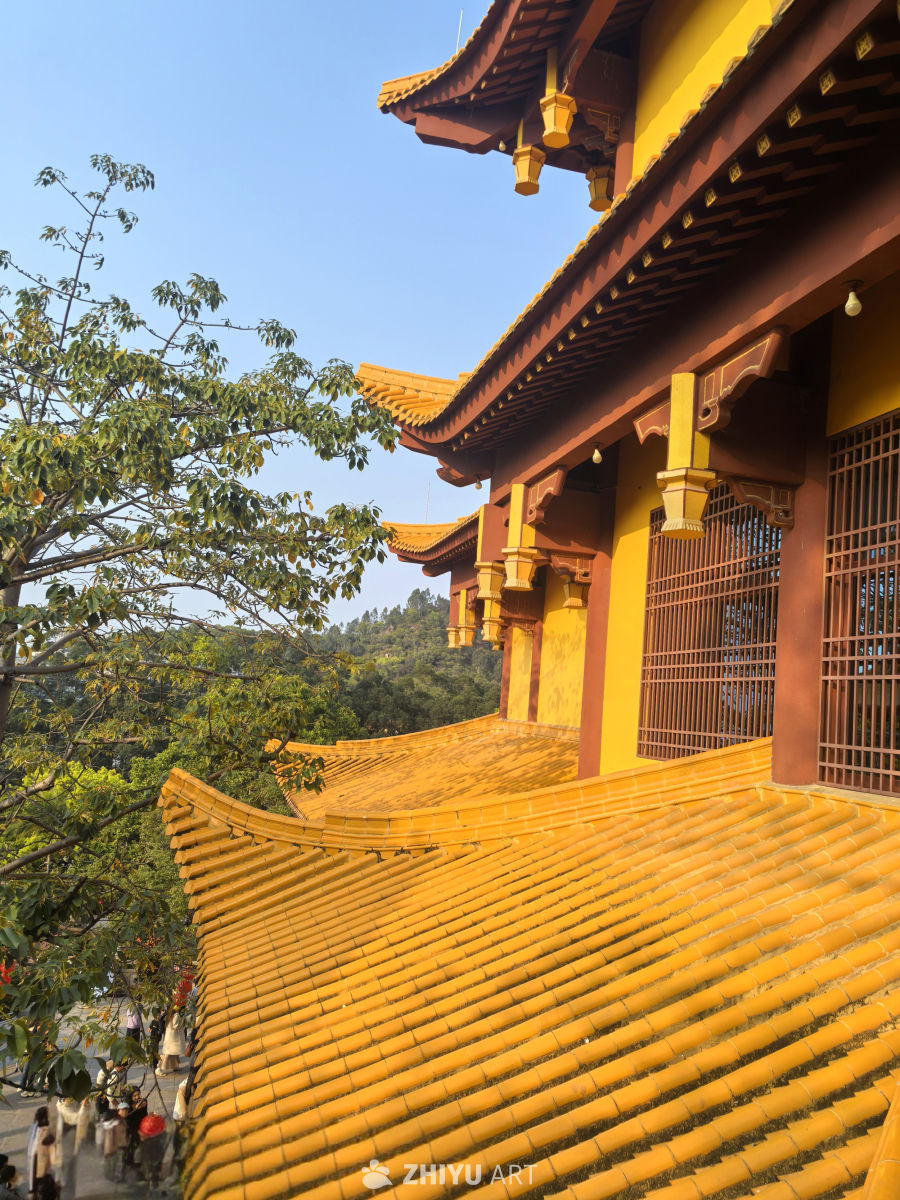 古寺飞檐映晴空