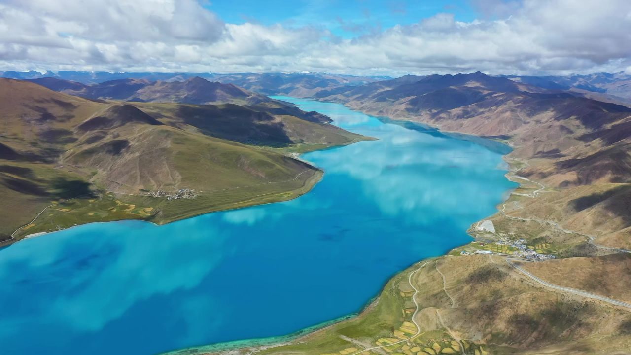 航拍秋天西藏山南湛蓝色的羊卓雍措