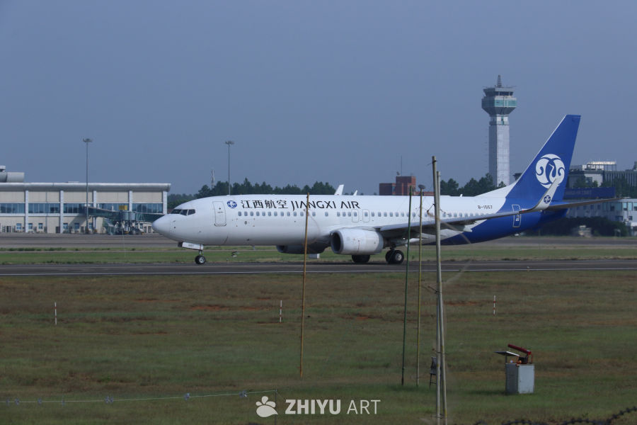 江西安航空飞机在机场跑道待命