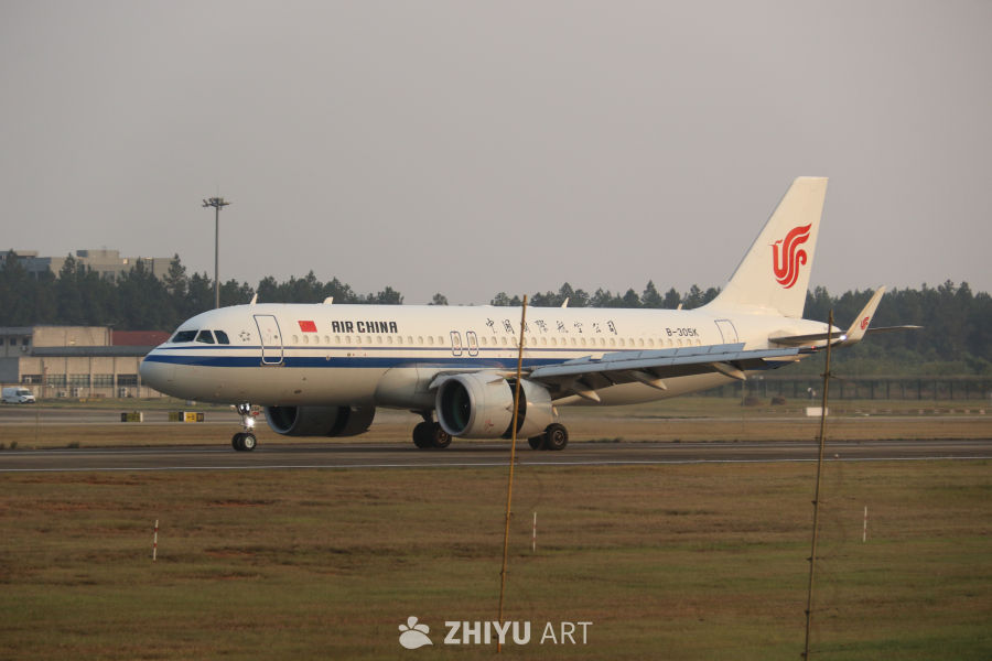 国航A320客机在机场滑行