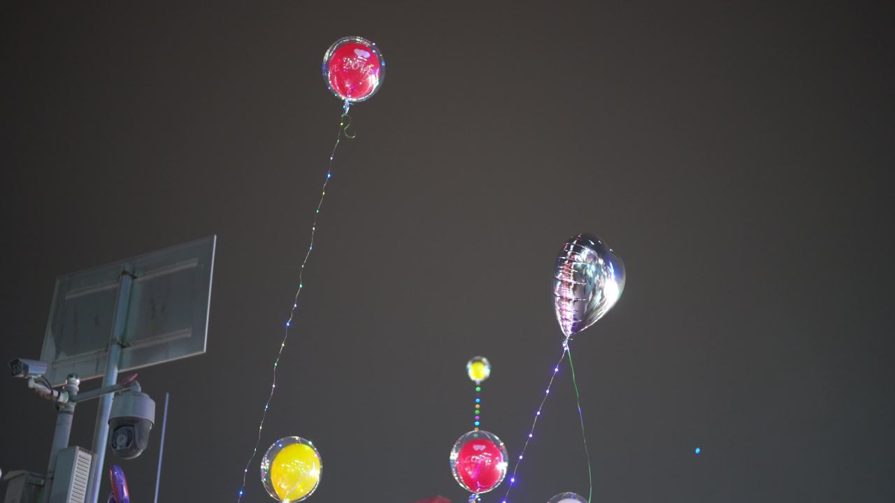 夜空下的节日气球