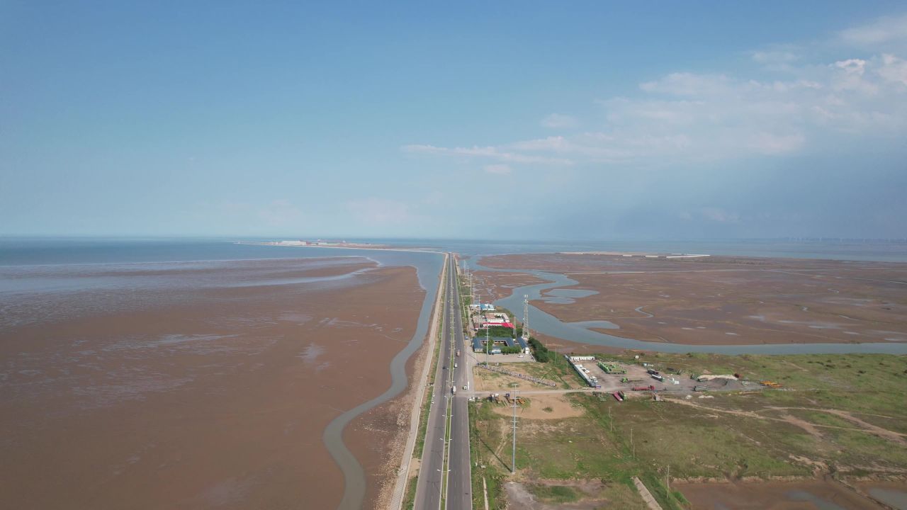 大海海洋沙滩礁石海岛自然风光航拍 