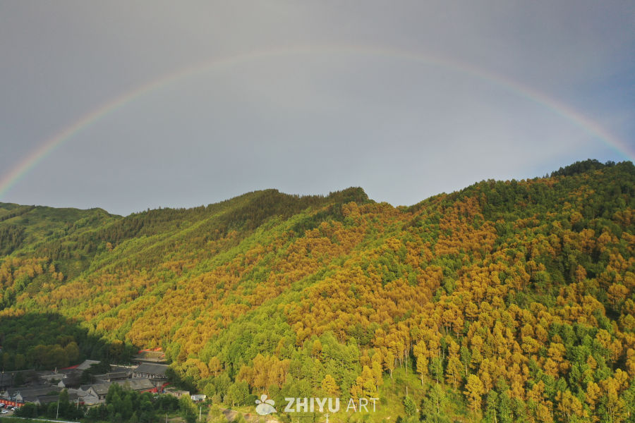 彩虹下的山丘
