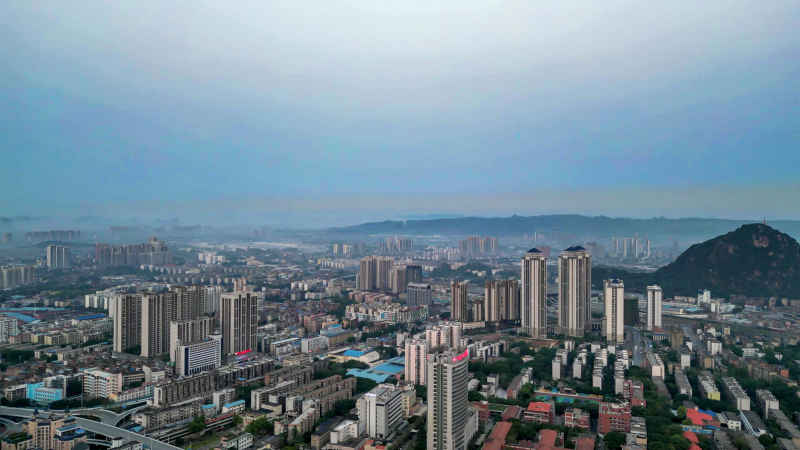 广西柳州城市清晨迷雾