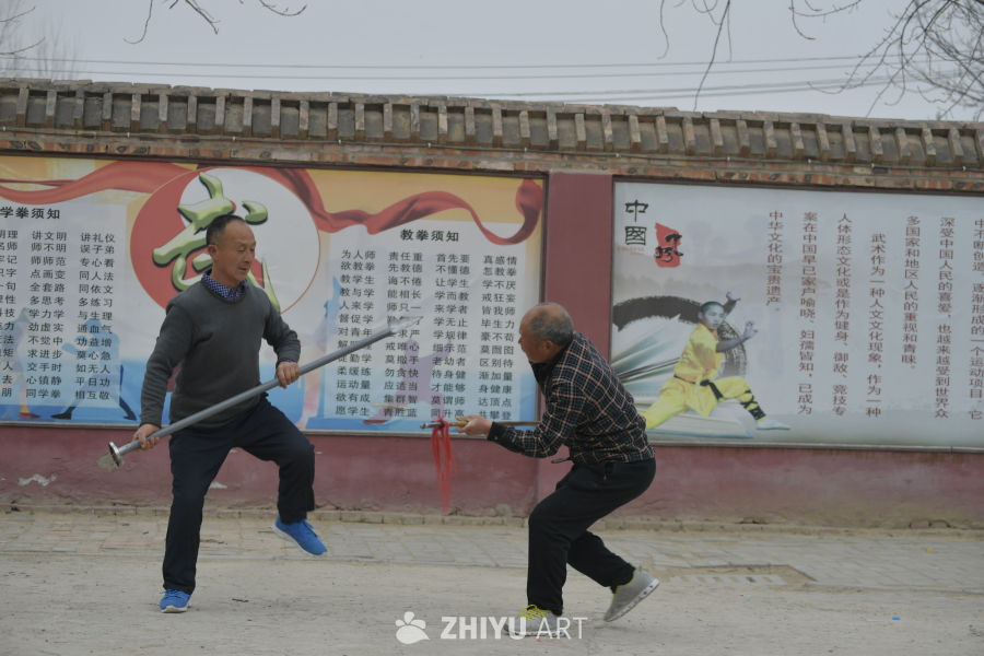 老人在街头练武