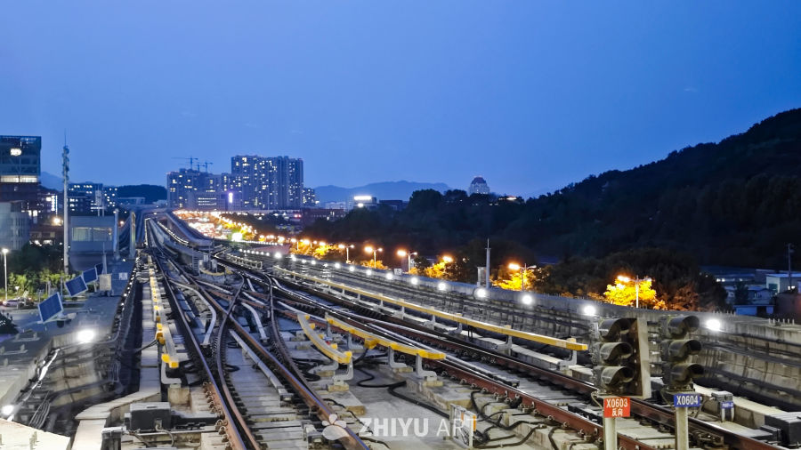 夜与地上地铁站