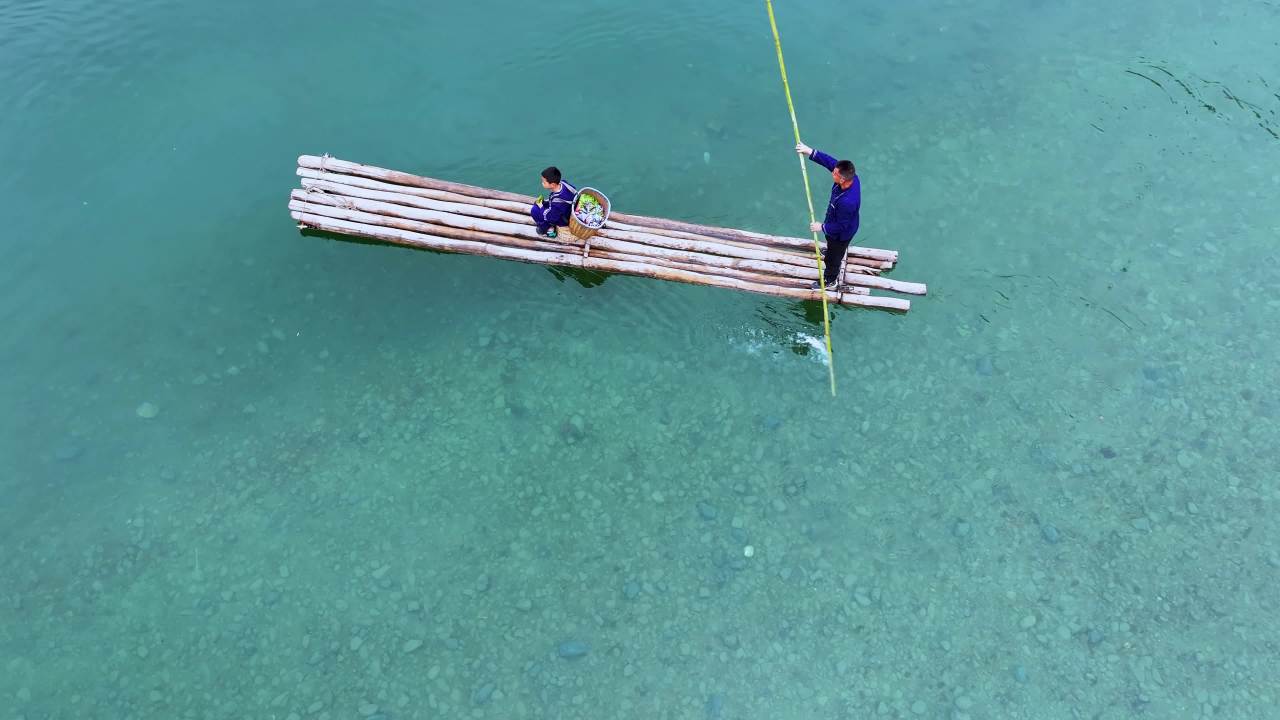 4k少数民族水上竹筏  河里划竹筏