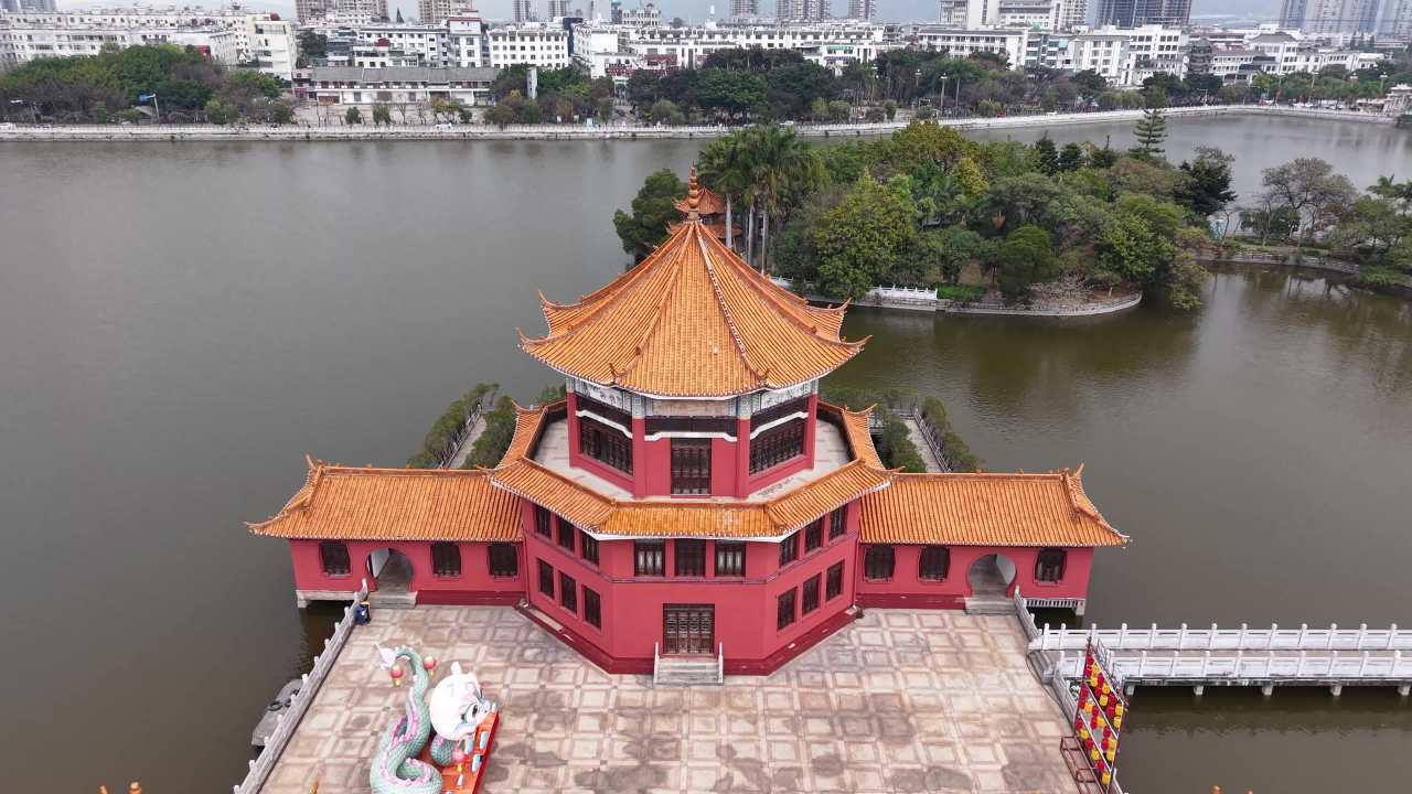 湖畔红墙金顶亭