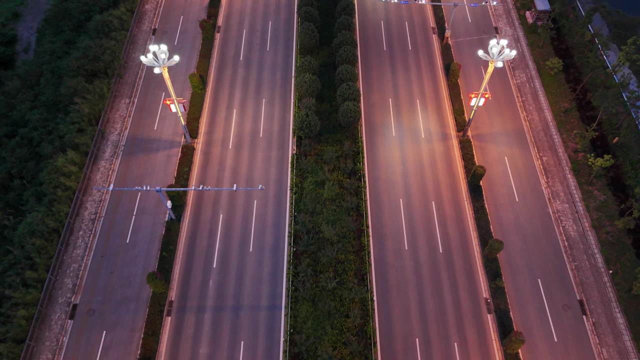 黄昏时分的空旷公路