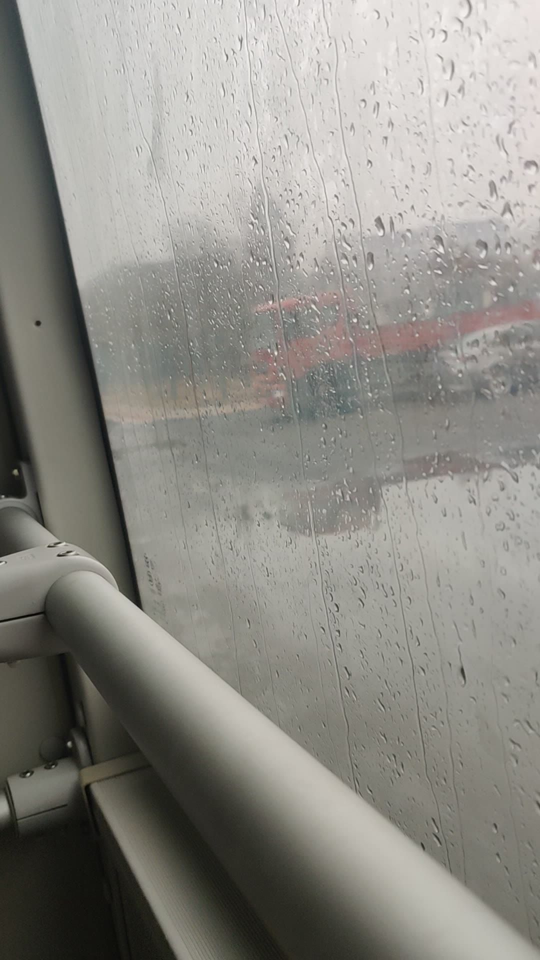 雨天公交车雨滴落在窗户上