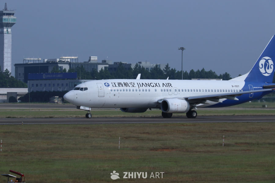 江西航空飞机在机场跑道待命