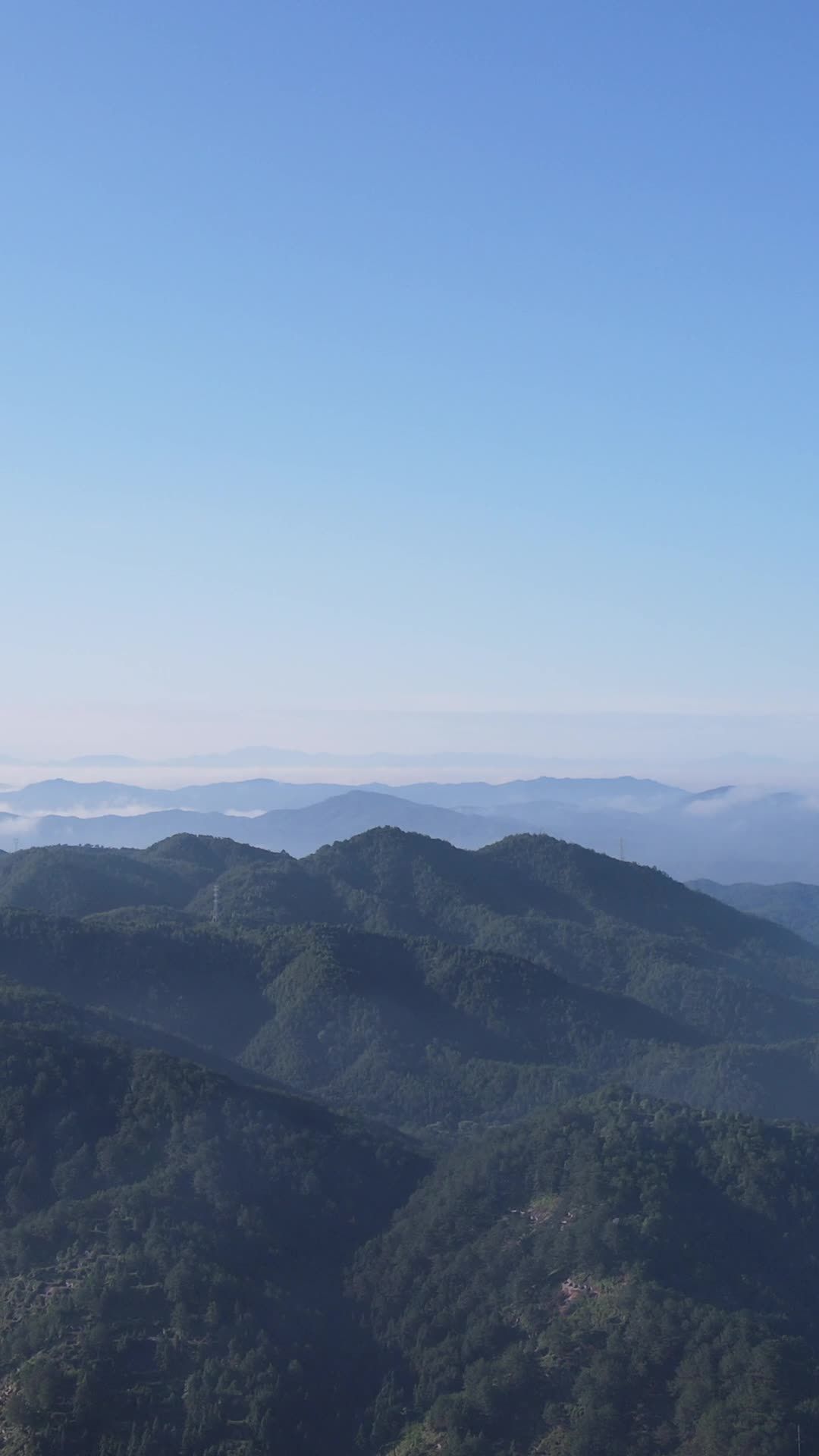 山间晨雾中的城市