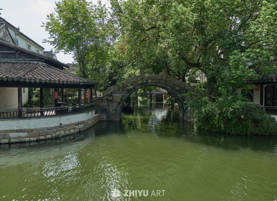 江南水乡河道石拱桥景观特写