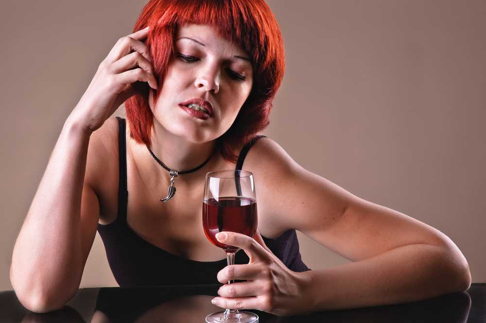 喝红葡萄酒玻璃女孩