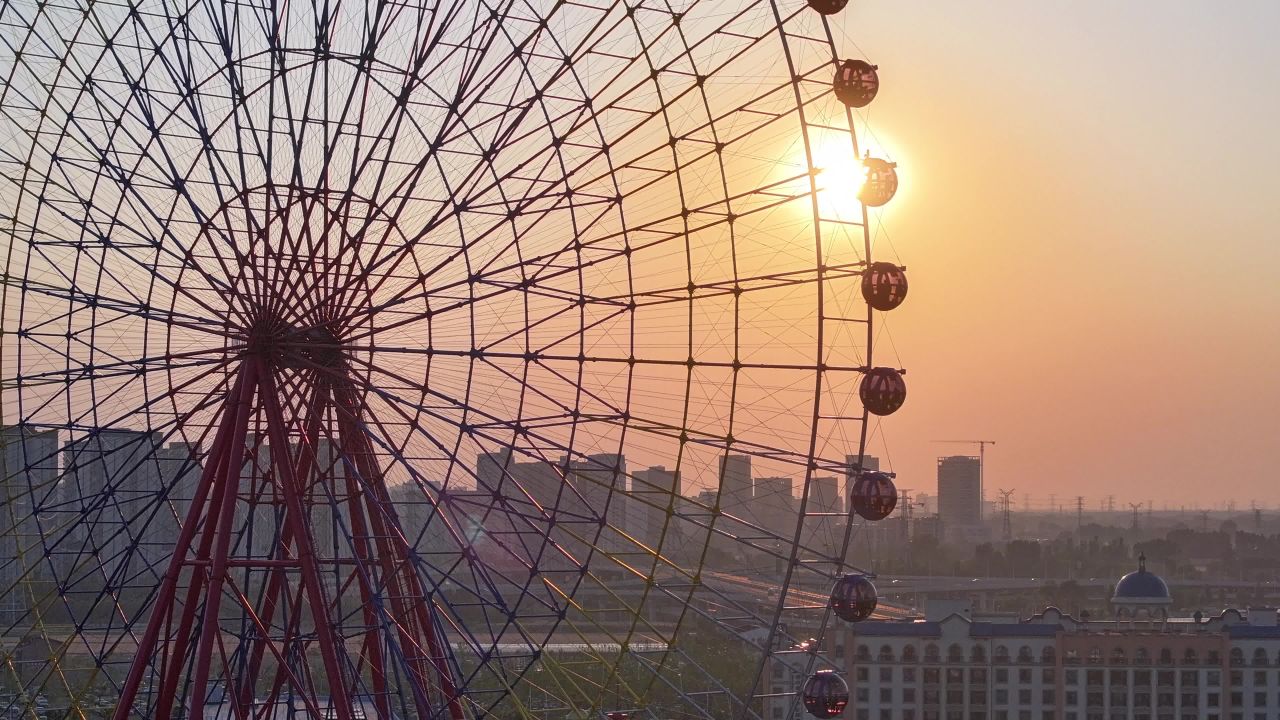 摩天轮下的夕阳