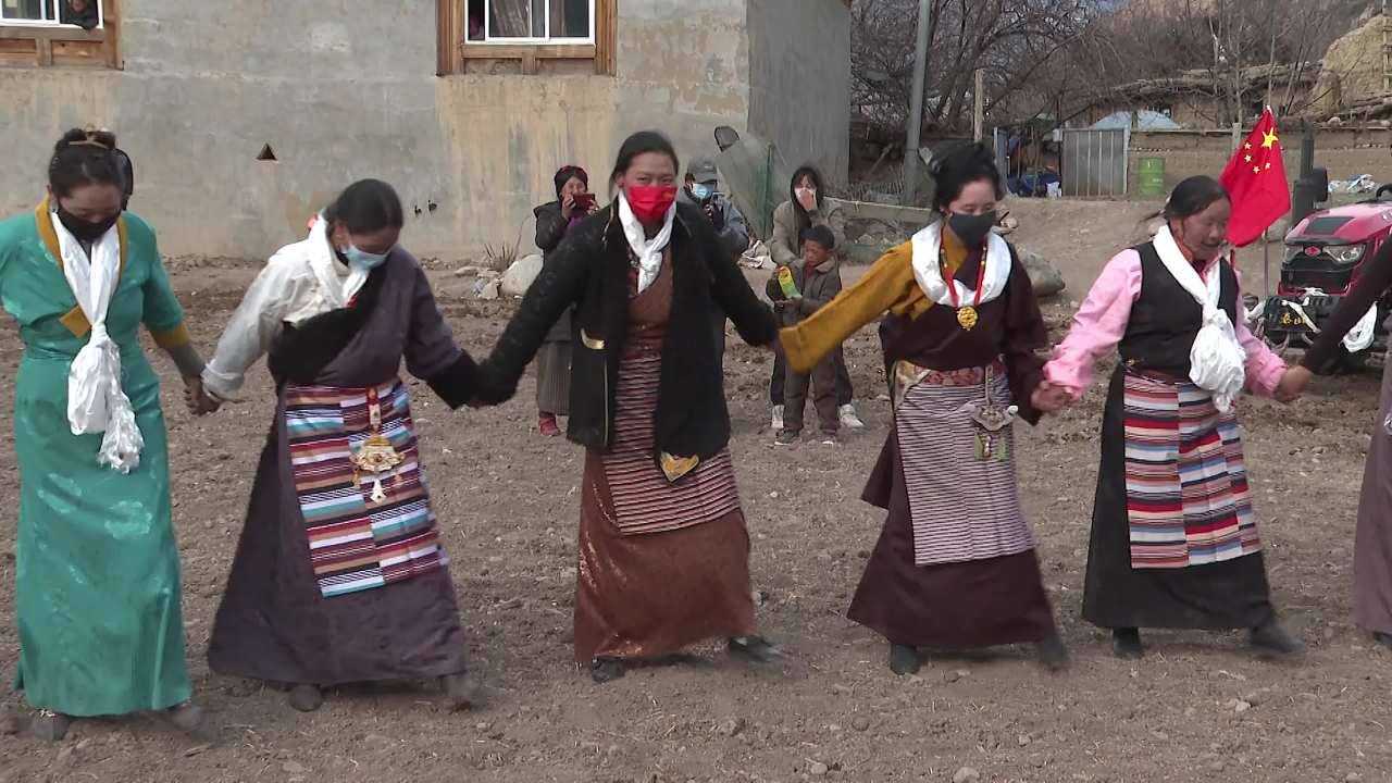 藏族传统服饰舞蹈表演