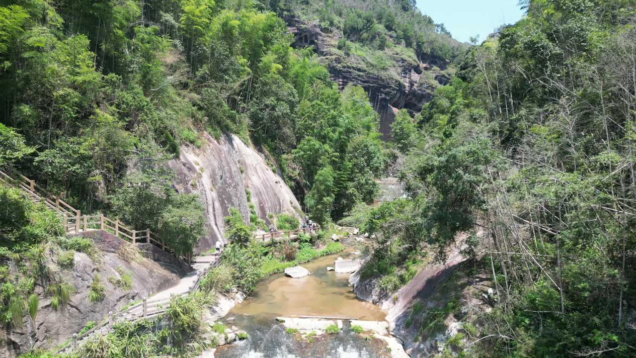 山间瀑布美景