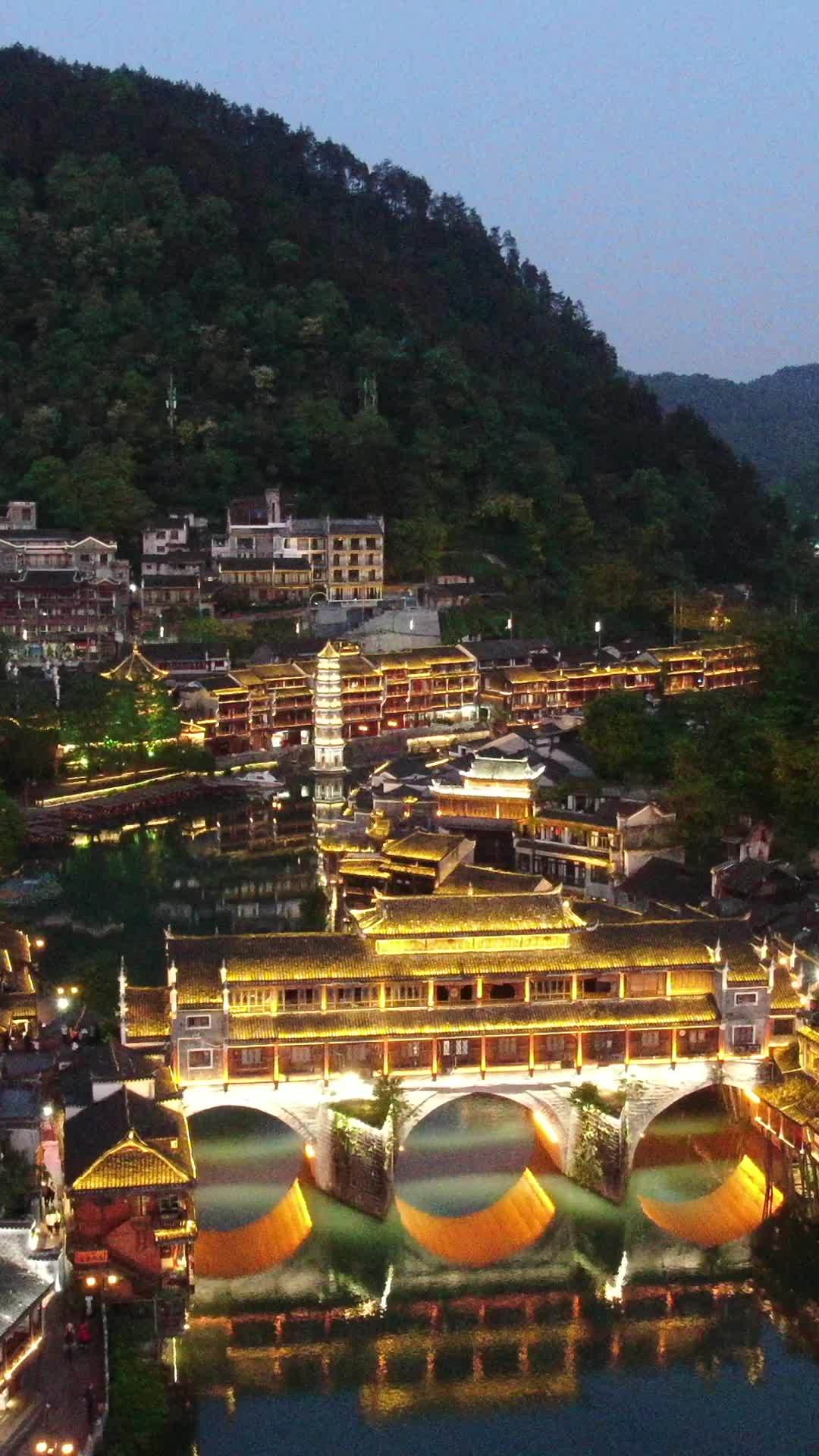夜幕下的古韵山城