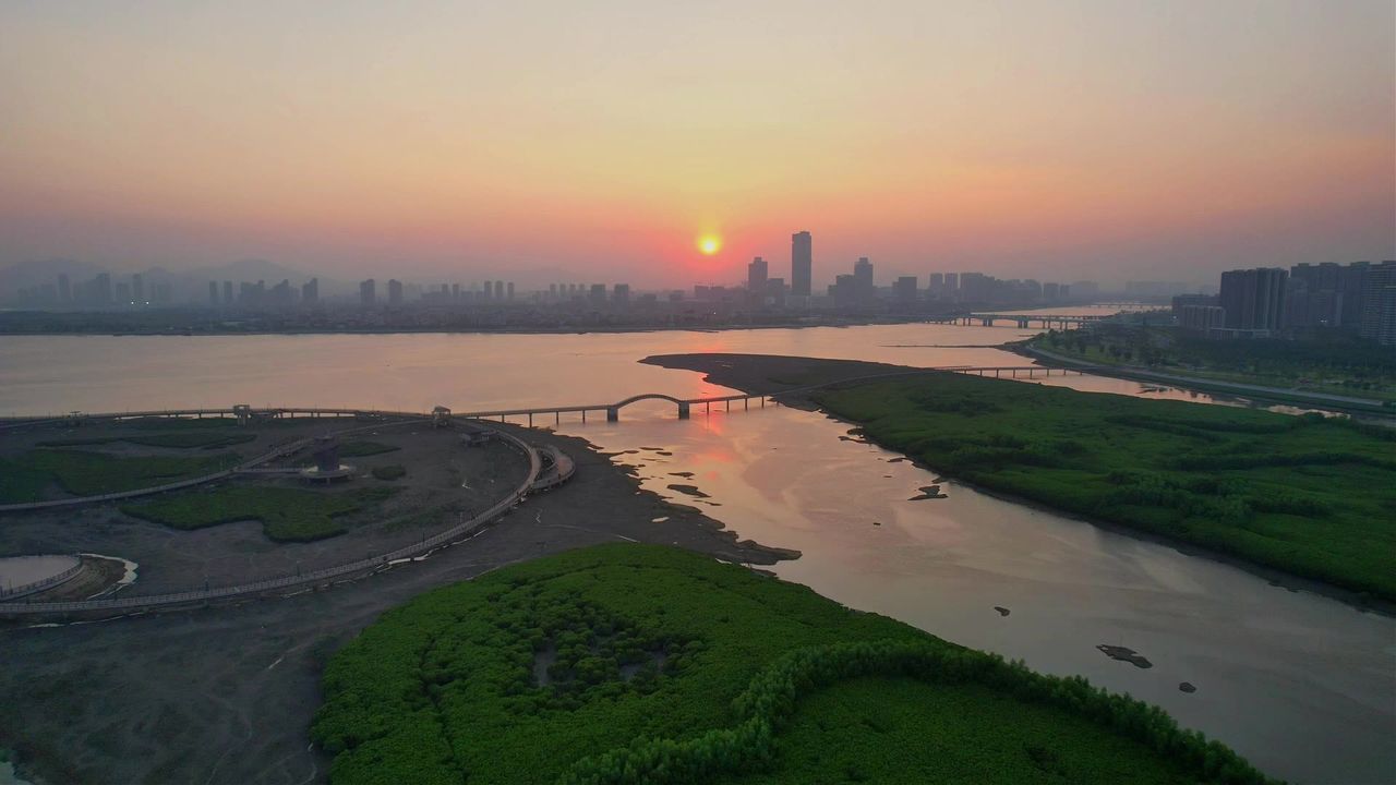 航拍下潭尾湿地公园日落