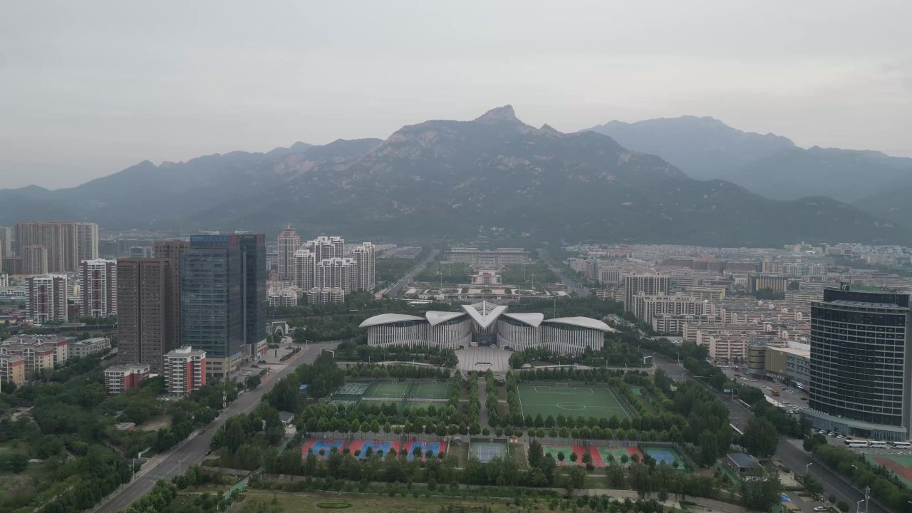 航拍山东泰安城市风光