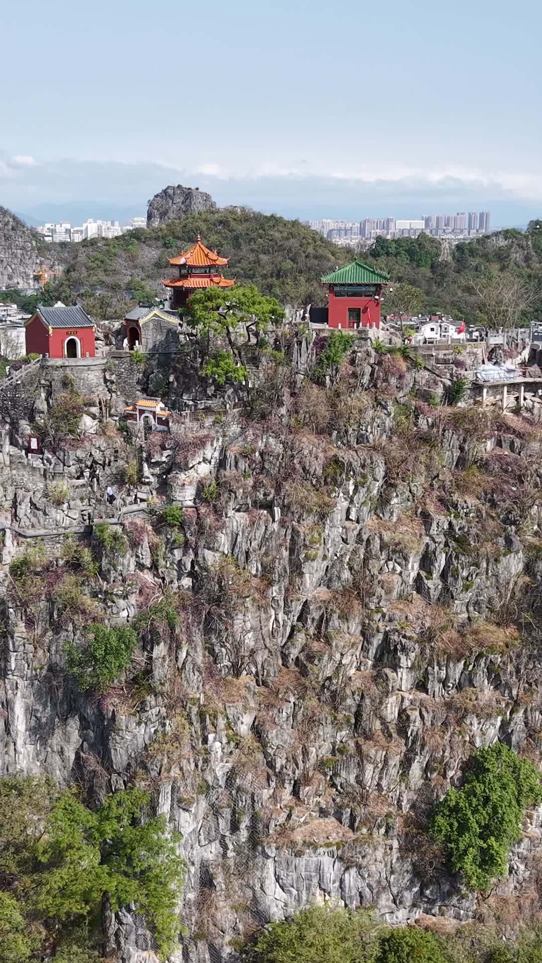 悬崖上的古建筑群